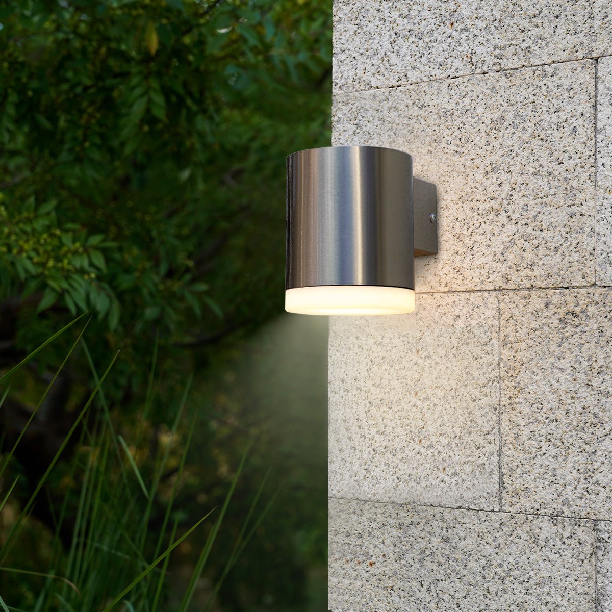 NBHanyuan Lighting RENFORD Solar Wall Light: High-Efficiency Solar Lights for Commercial Use