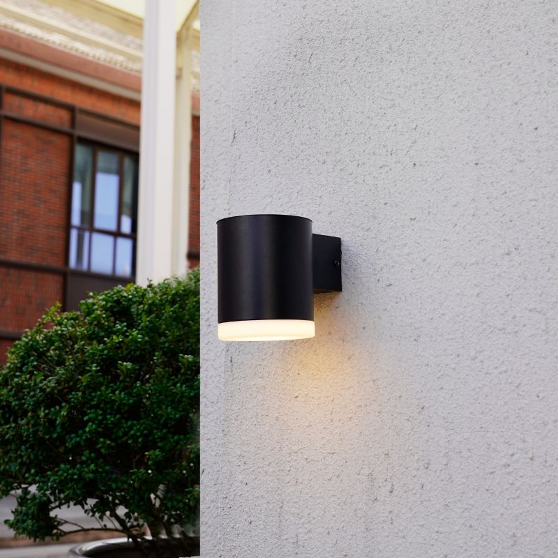 Ningbo Hanyuan solar-powered Renford black outdoor wall lamp with a sleek cylindrical design, perfect for outdoor spaces.